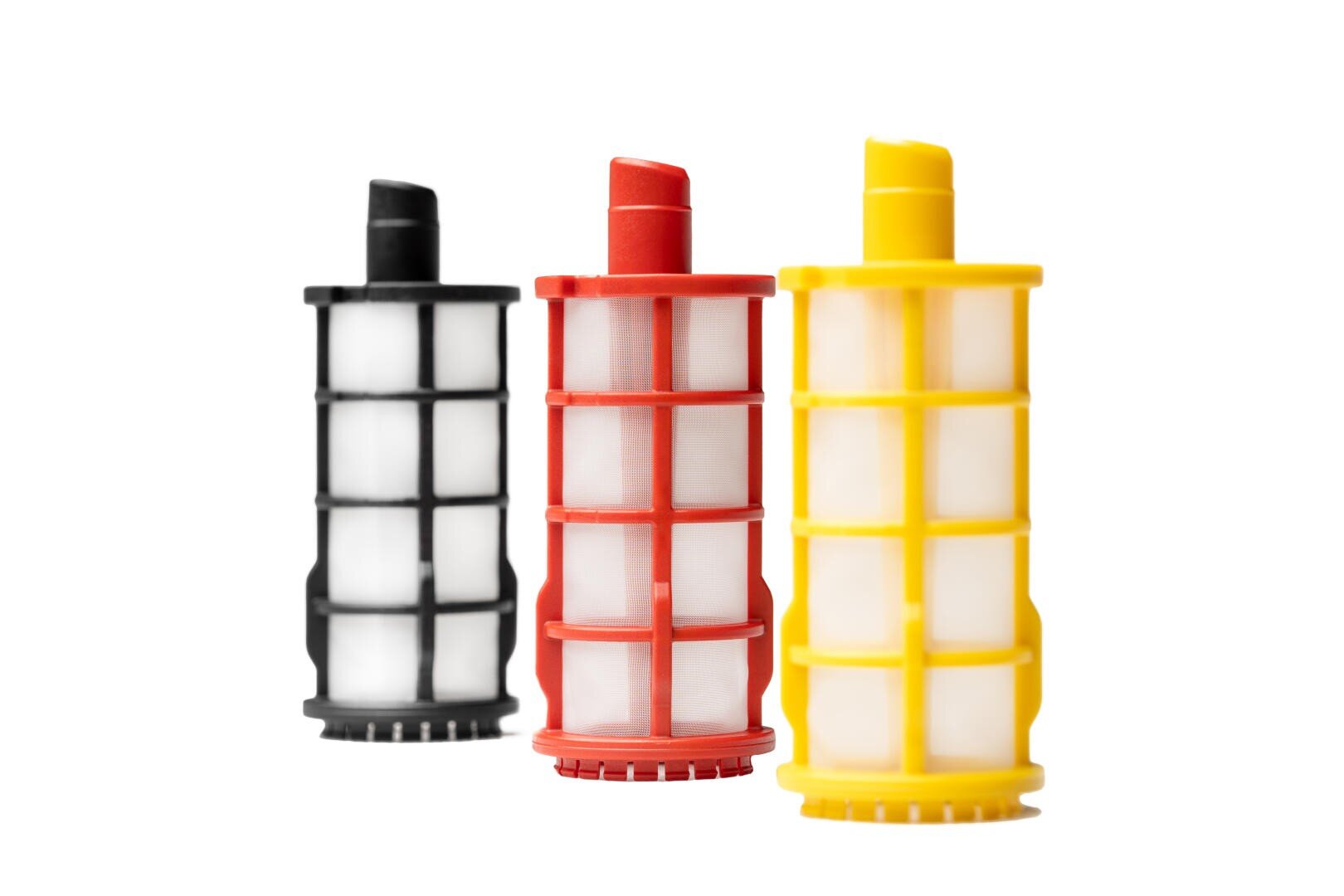Drei zylindrische Kunststoffnetzfilter in Schwarz, Rot und Gelb stehen aufrecht auf weißem Hintergrund. Jeder Filter hat eine gitterartige Außenstruktur und ein sichtbares Netz im Inneren.