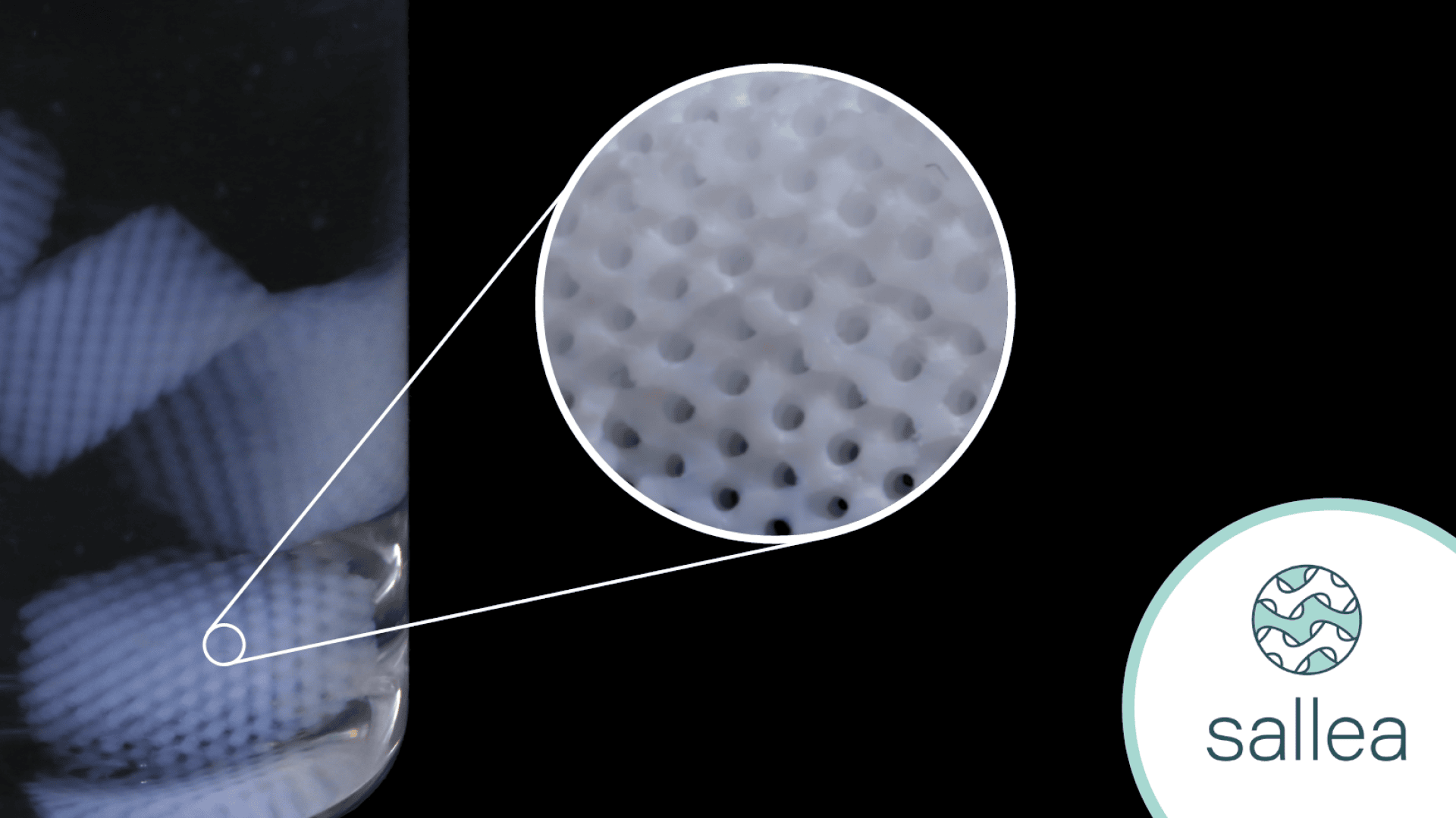 Nahaufnahme eines weißen, strukturierten Materials mit kleinen Löchern im Inneren eines Glasbehälters. Eine vergrößerte Ansicht hebt die poröse Struktur hervor. In der rechten unteren Ecke ist das Sallea-Logo mit einem türkisfarbenen und weißen Kreis abgebildet.