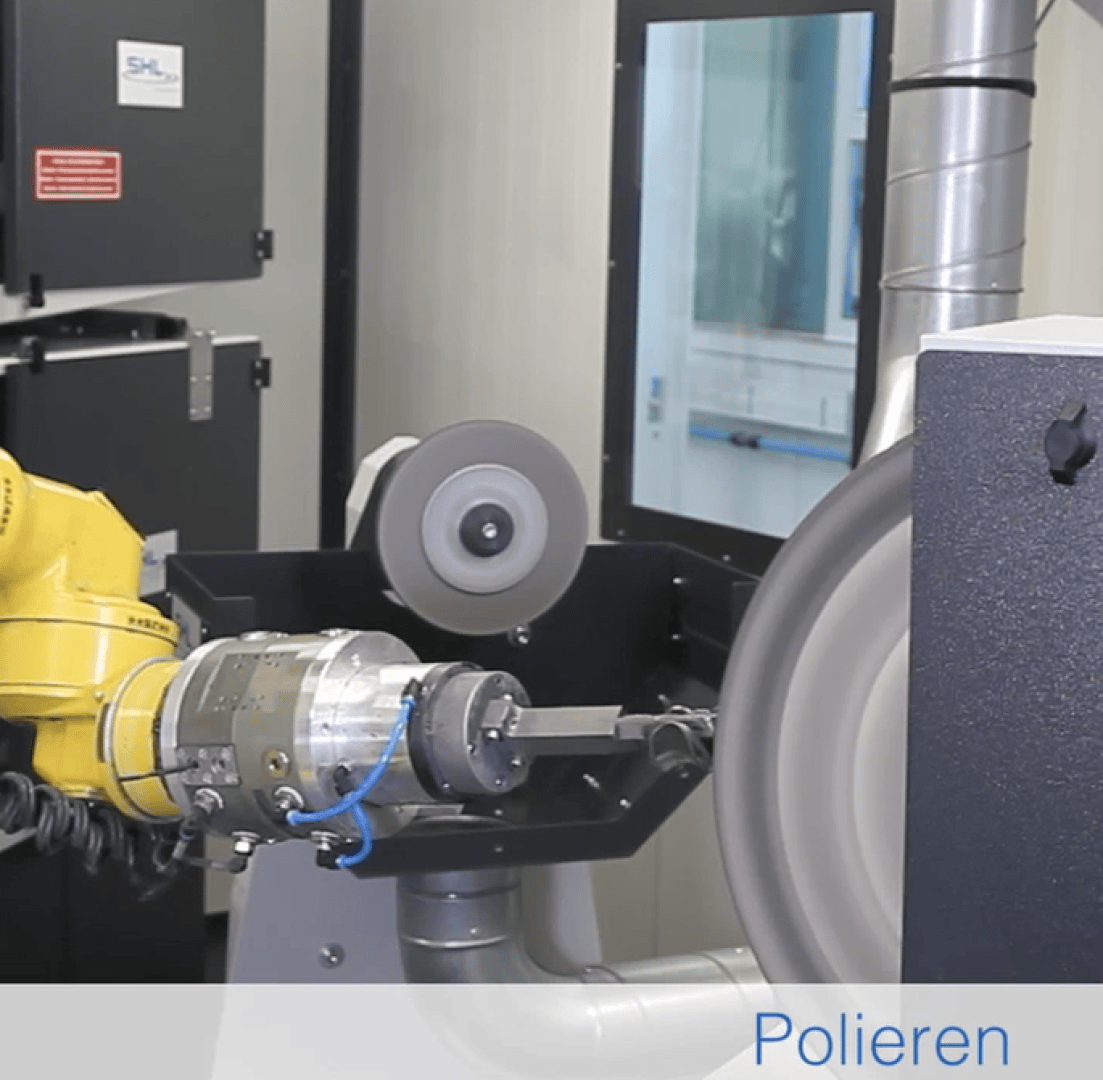 Ein Roboterarm poliert einen Metallgegenstand mit einer rotierenden Schwabbelscheibe in einer industriellen Umgebung. Das Wort Polieren erscheint in der unteren rechten Ecke.