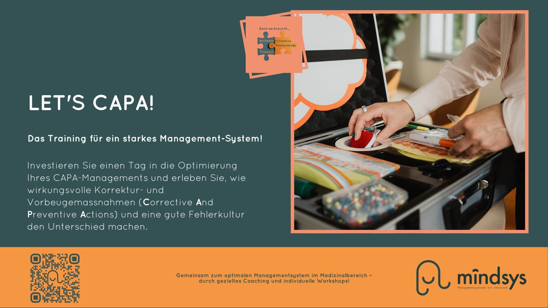 Eine Werbegrafik in deutscher Sprache für eine CAPA-Management-Schulung. Sie zeigt die Hand einer Person, die Gegenstände in einem Koffer sortiert, mit Text über CAPA und dem mindsys-Logo unten rechts. Die Farben sind türkis, orange und weiß.