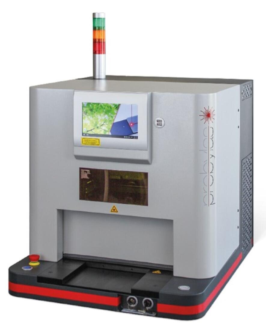 Eine graue industrielle Lasermaschine mit einem Touchscreen-Display, Steuertasten und einer vertikalen Signallichtsäule auf der Oberseite, platziert auf einem weißen Hintergrund.