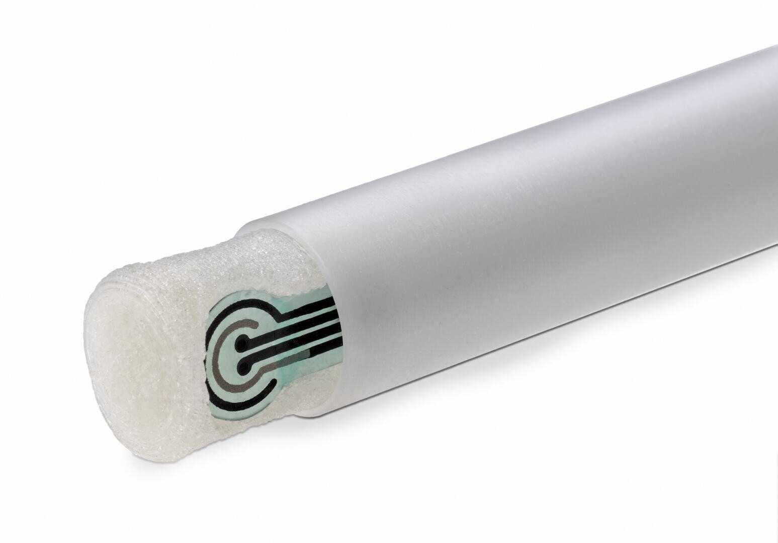Nahaufnahme eines zylindrischen Objekts mit einer metallischen Außenschicht und einem schaumartigen Inneren. Im Inneren des Schaums ist ein eingebetteter elektronischer Sensor mit Schaltkreismustern zu sehen. Der Hintergrund ist weiß.