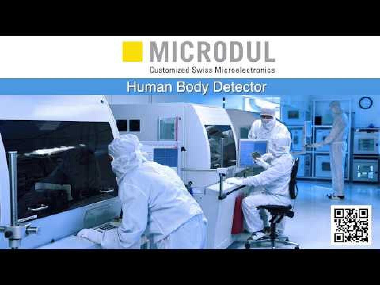 Wissenschaftler in Reinraumanzügen arbeiten in einem Labor an fortschrittlichen Geräten. Über ihnen ist der Schriftzug MICRODUL Customized Swiss Microelectronics and Human Body Detector zu sehen. In der rechten unteren Ecke ist ein QR-Code zu sehen.