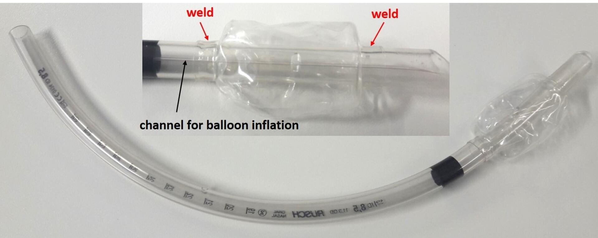 Abgebildet ist ein gebogener medizinischer Schlauch mit Symbolen und Maßangaben. Ein Einschub zeigt einen transparenten Ballonabschnitt mit Pfeilen, die auf zwei Schweißnähte und einen Kanal mit der Aufschrift „Kanal zum Aufblasen des Ballons“ zeigen.