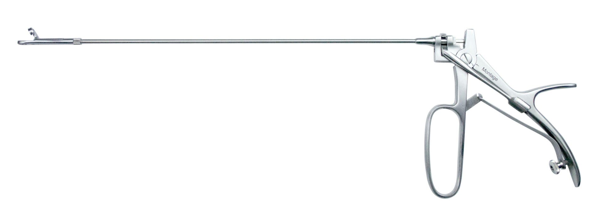Ein langes, silbernes chirurgisches Instrument mit scherenartigen Griffen und einem dünnen, verlängerten Schaft, der in einer kleinen, klappbaren Backe endet; wird normalerweise zum Greifen oder Schneiden von Gewebe bei medizinischen Eingriffen verwendet.