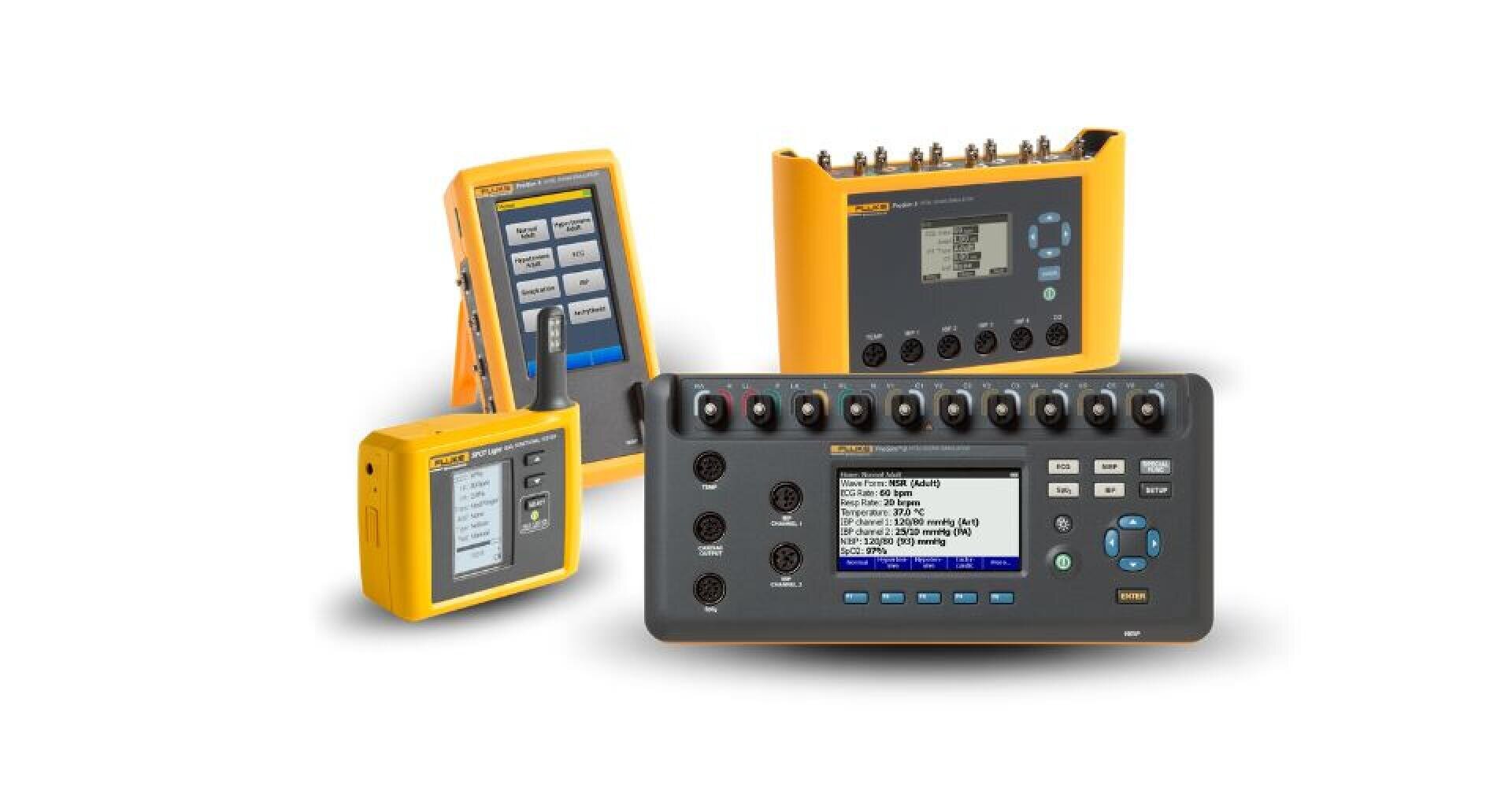 Vier gelbe und graue elektronische Kalibriergeräte mit Bildschirmen und Tasten sind auf weißem Hintergrund abgebildet. Jedes Gerät hat mehrere Anschlussmöglichkeiten und digitale Anzeigen mit Messinformationen.