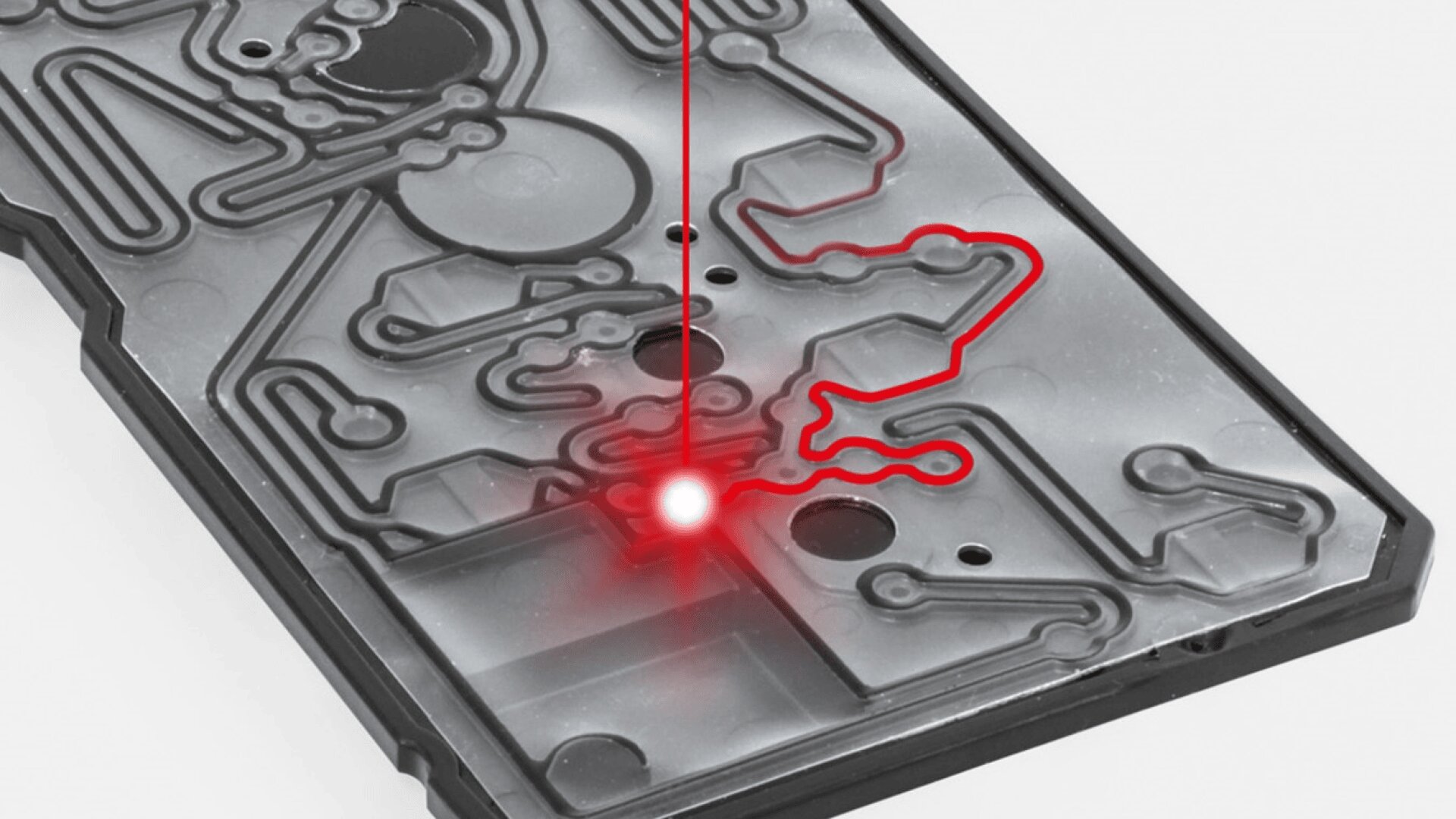 Eine Nahaufnahme einer Leiterplatte mit einem roten Laserstrahl, der einen Pfad entlang der Schaltkreise zeichnet und einen leuchtenden Kontaktpunkt hervorhebt.