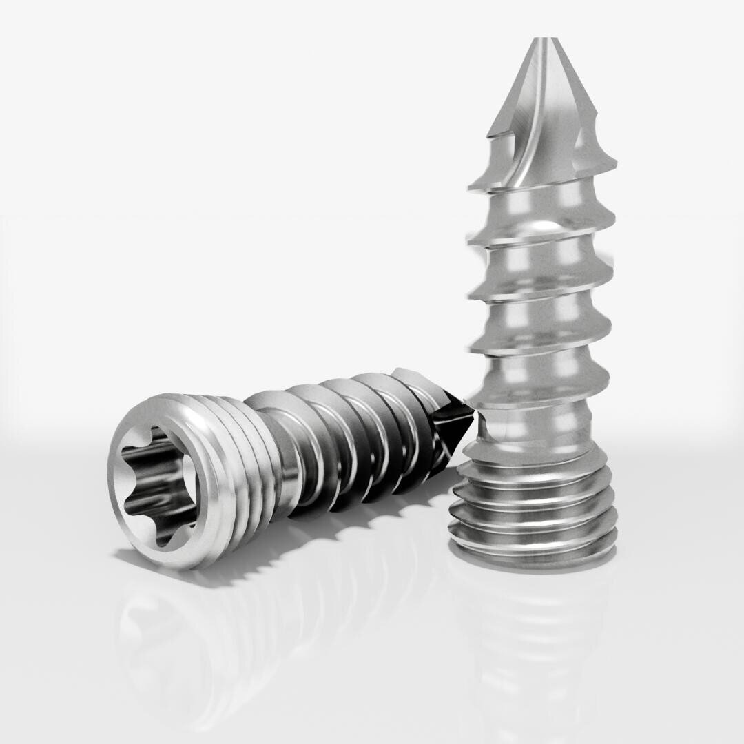 Zwei orthopädische Metallschrauben mit glänzender Oberfläche, von denen eine horizontal liegt und die andere aufrecht auf einer reflektierenden weißen Oberfläche steht. Die Schrauben haben ein detailliertes Gewinde und einen sternförmigen Antrieb.