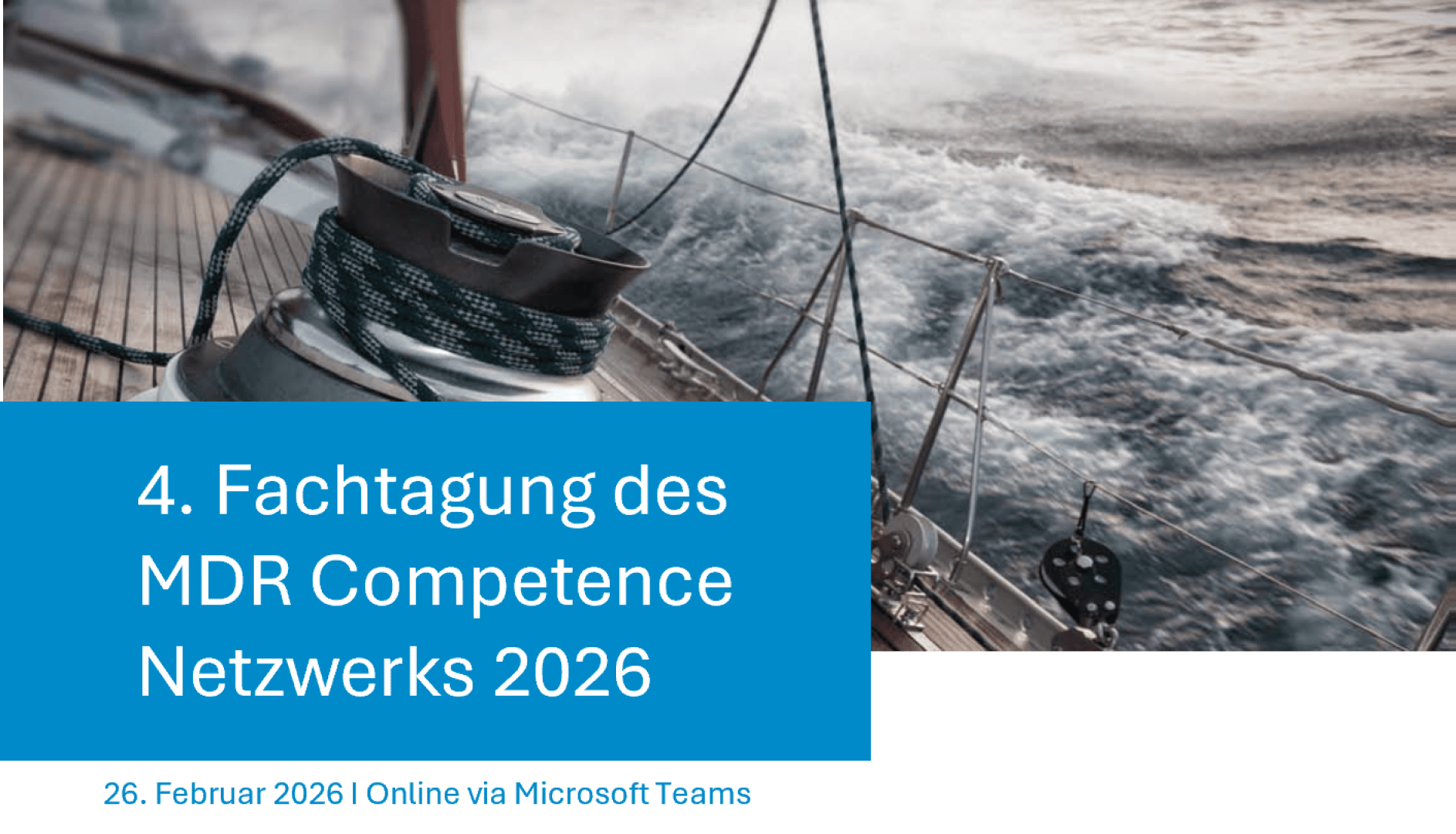 Blick von einem Segelboot mit Seilen und Winde im Vordergrund und Wellen im Hintergrund. Der eingeblendete Text kündigt die 4. Fachtagung des MDR Kompetenz Netzwerks 2026 und die Veranstaltungsdetails darunter an.