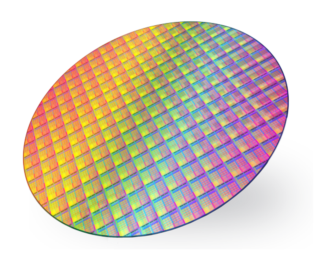 Eine Nahaufnahme eines kreisförmigen Siliziumwafers mit einem Gitter aus Mikrochips, das auf seiner Oberfläche Regenbogenfarben vor einem weißen Hintergrund reflektiert.