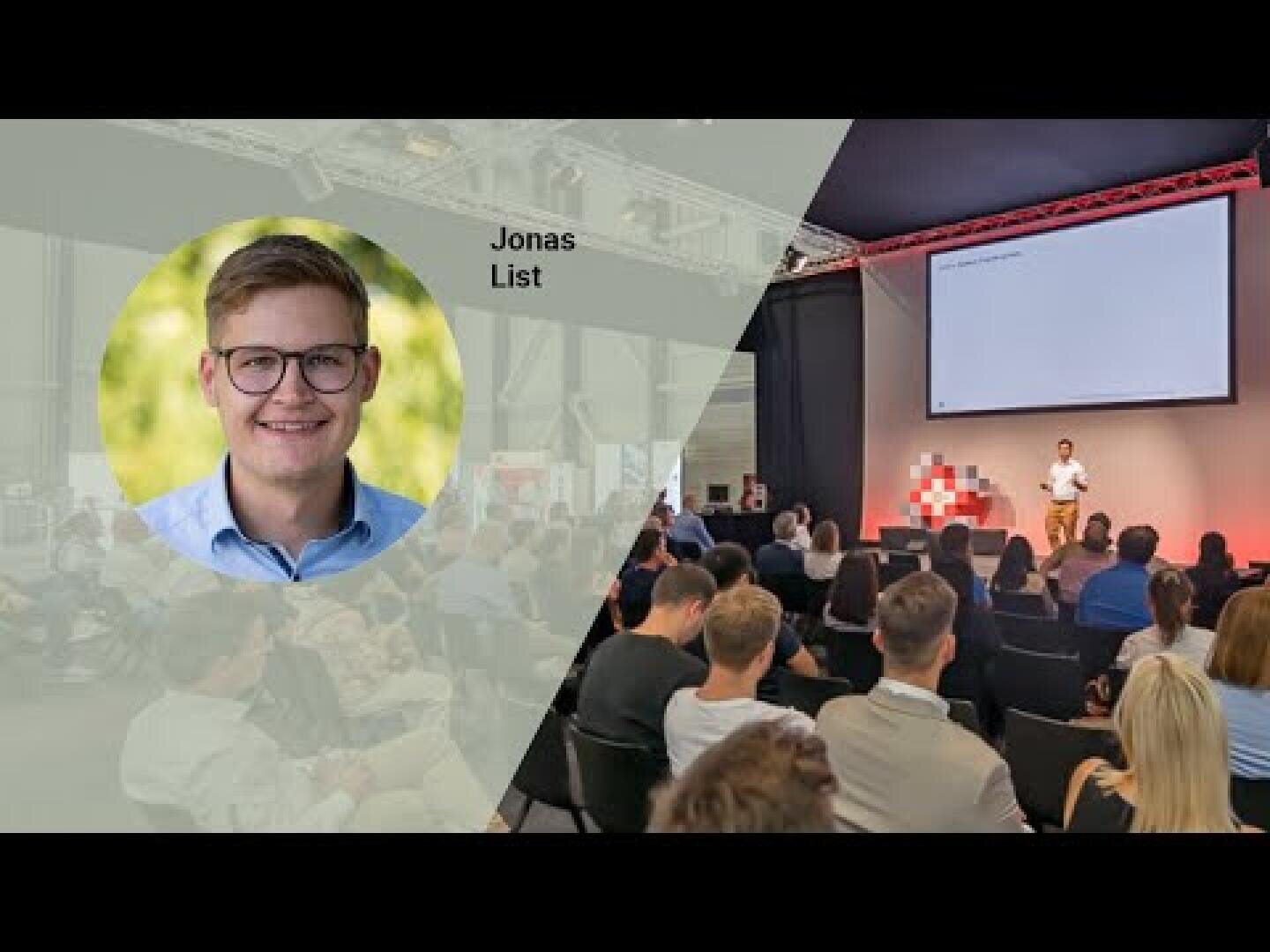Ein großes Publikum verfolgt einen Redner auf der Bühne in einem Konferenzraum. Auf der linken Seite zeigt ein kreisförmiger Einschub einen lächelnden Mann mit Brille und der Aufschrift Jonas List neben ihm. Die Bühne ist mit einer Leinwand und rot-weißem Dekor ausgestattet.