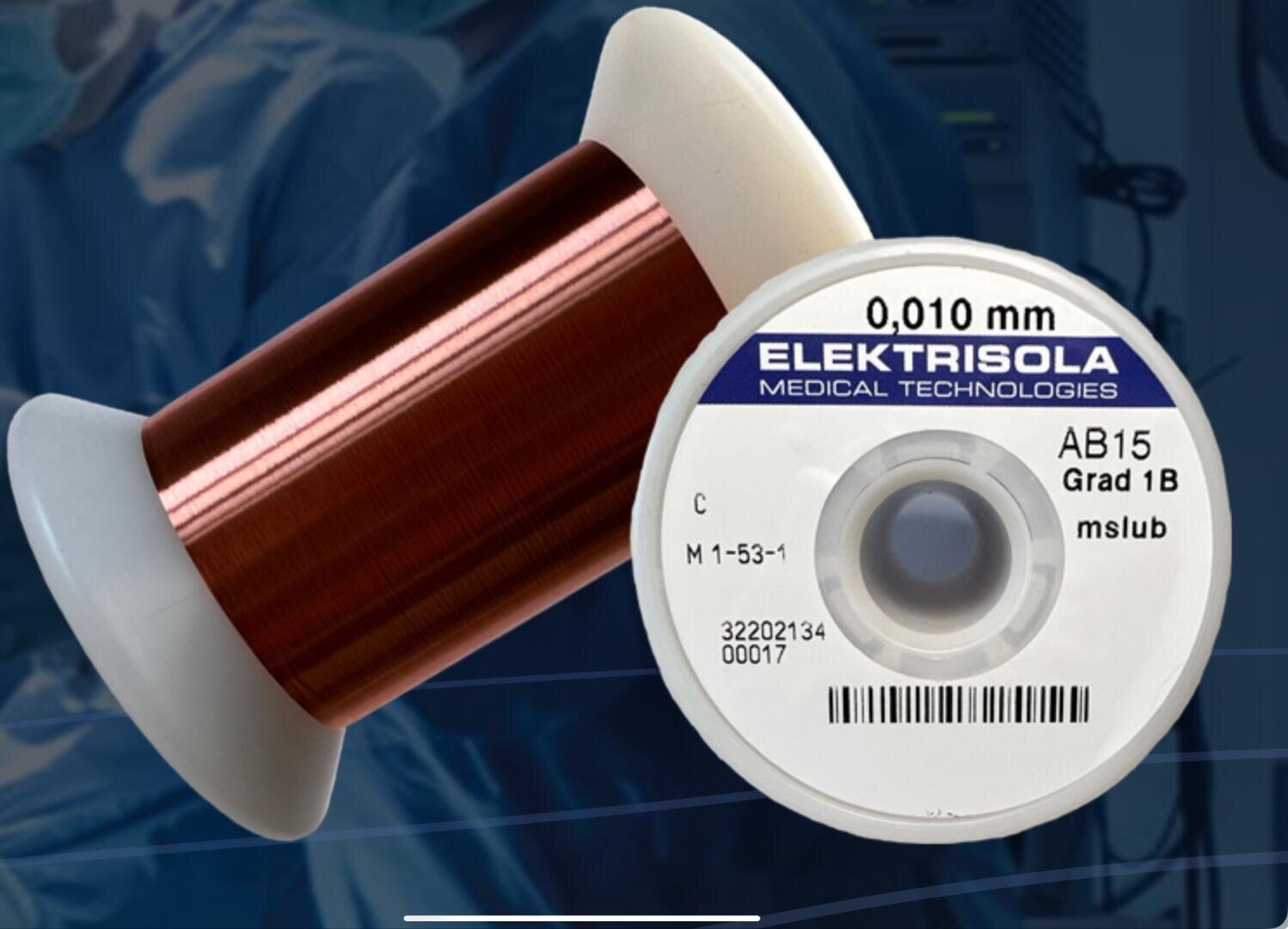 Eine Kupferdrahtspule mit der Aufschrift "ELEKTRISOLA Medical Technologies AB15, 0,010 mm, Grad 1B" ist vor einem unscharfen Hintergrund mit medizinischen Fachkräften in blauen Kitteln zu sehen.