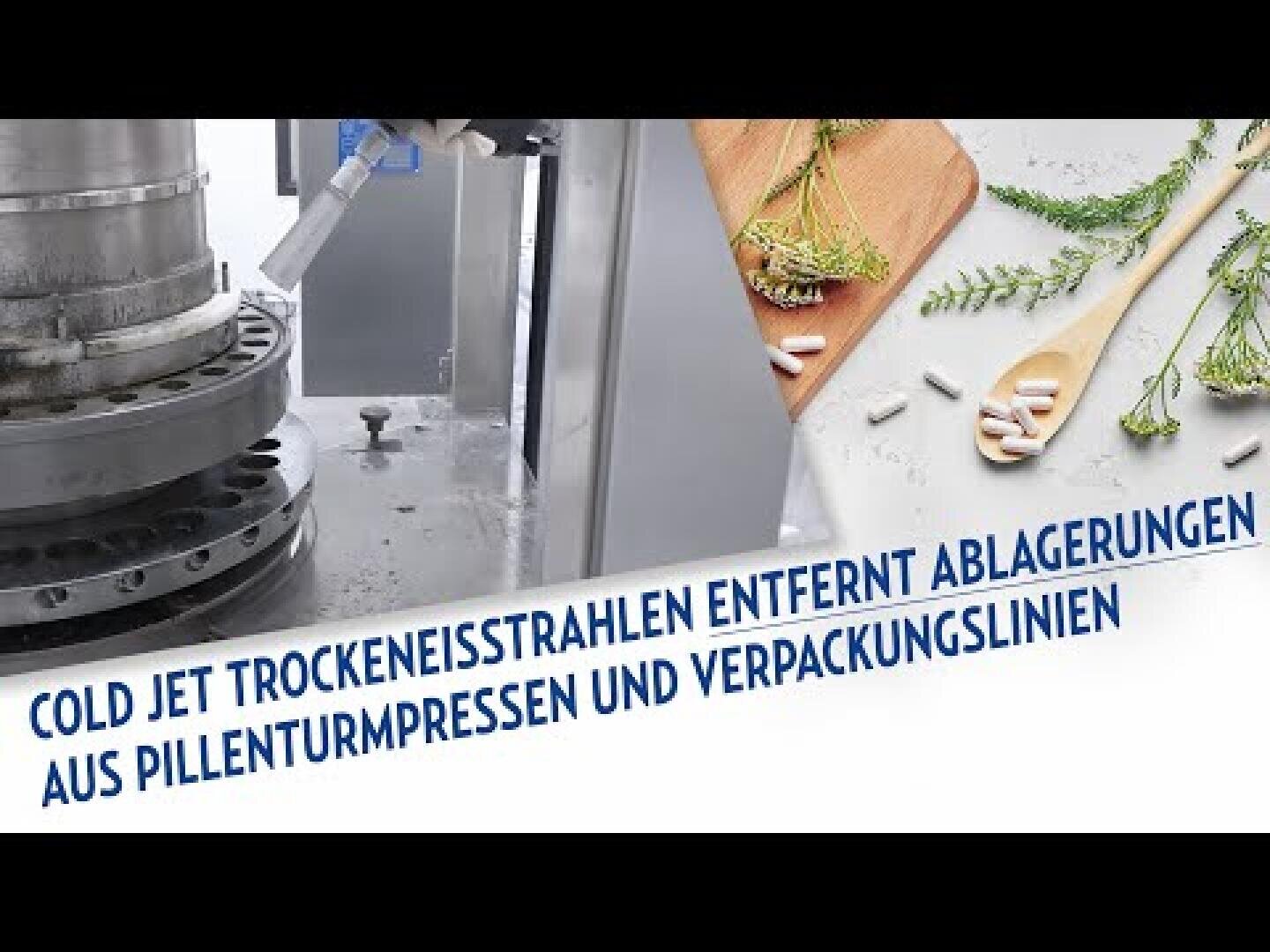 Eine Pillenpressmaschine wird gereinigt, daneben stehen Kräuter, Holzlöffel und weiße Pillen. Der folgende deutsche Text beschreibt die Reinigung von Rückständen aus Pillenpressen und Verpackungslinien mit Cold Jet Trockeneisstrahlen.