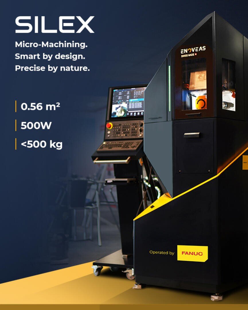 Eine elegante schwarz-gelbe SILEX-Mikrobearbeitungsmaschine steht neben einem Bedienfeld. Der Text hebt die Merkmale hervor: 0,56 m², 500 W, unter 500 kg und "Operated by FANUC". Die Maschine ist mit ENOVEAS SILEX 500C beschriftet.