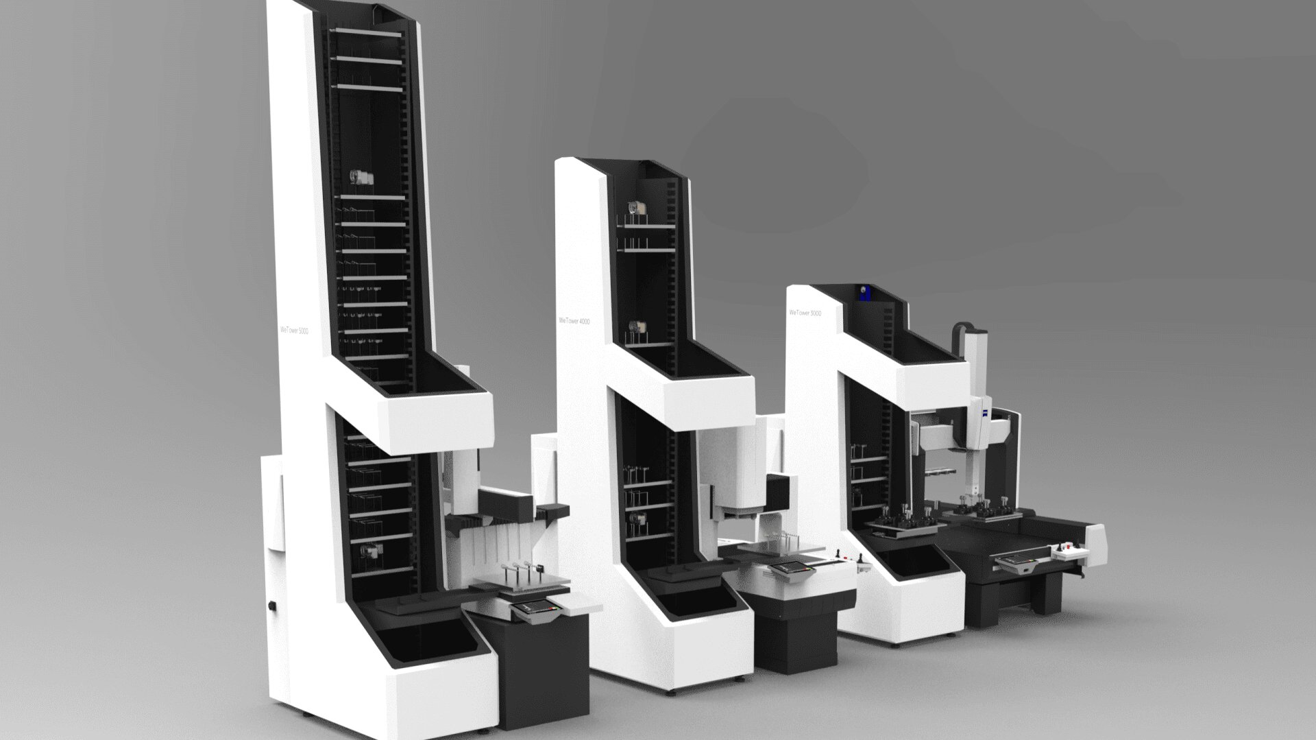 Drei hohe, weiße Laborautomationsroboter mit vertikalen Lagersäulen und Arbeitsstationen sind nebeneinander auf grauem Hintergrund angeordnet. Jede Maschine ist für die Handhabung von Laborproben oder Geräten ausgelegt.