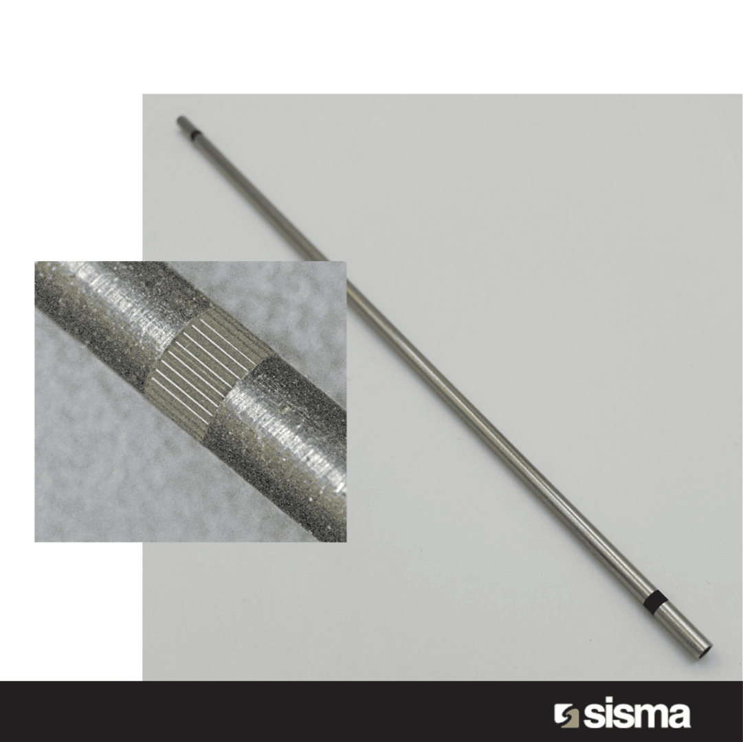 A metal rod with a knurled section shown in a zoomed-in inset. The rod has black bands on each end and is displayed on a light background. The sisma logo appears at the bottom right.