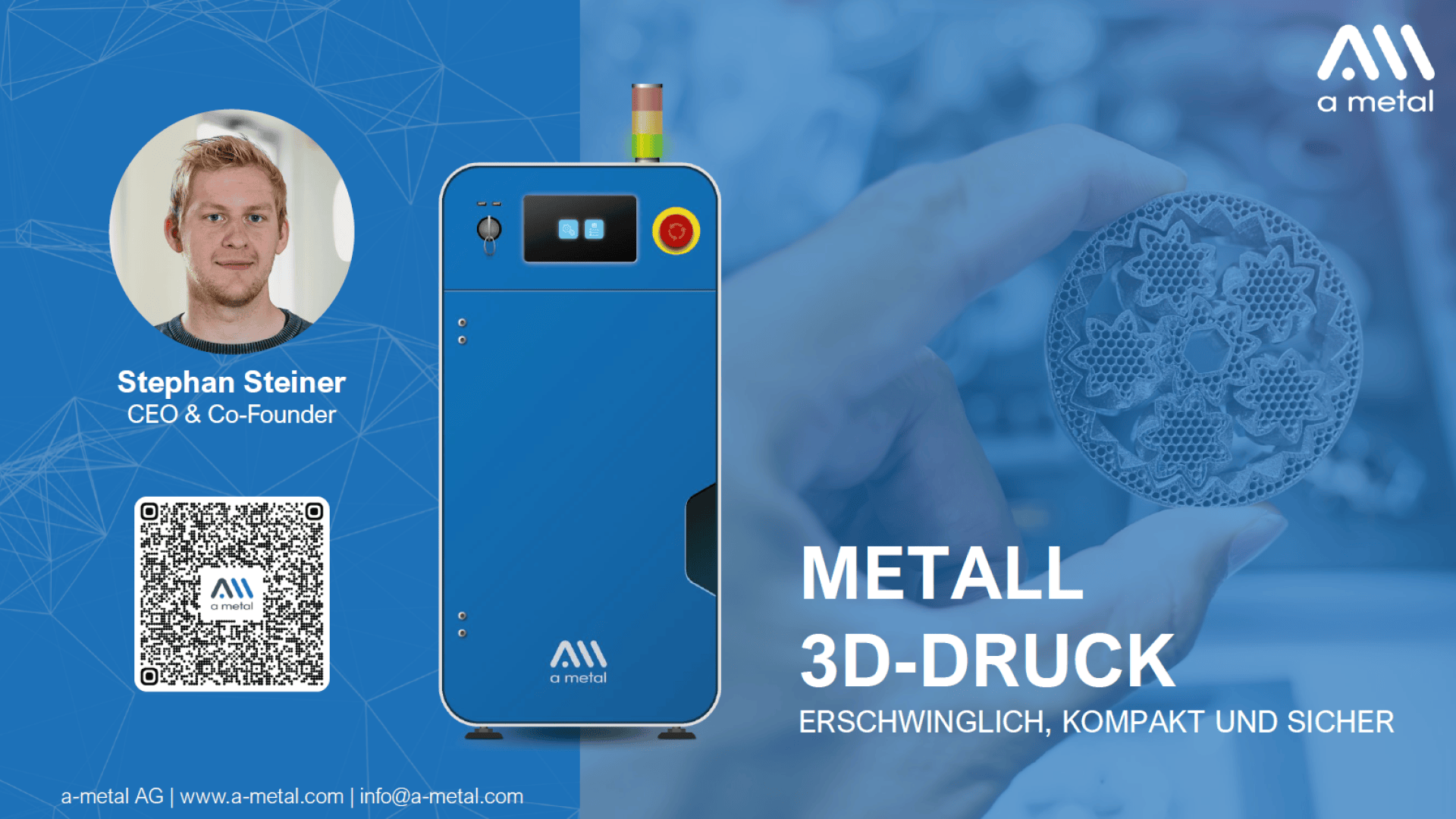 Eine Werbegrafik für die a-metal AG mit CEO Stephan Steiner, einem blauen 3D-Drucker, einem QR-Code und einer Hand, die einen detaillierten 3D-Druck aus Metall hält. Text: METALL 3D-DRUCK ERSCHWINGLICH, KOMPAKT UND SICHER.