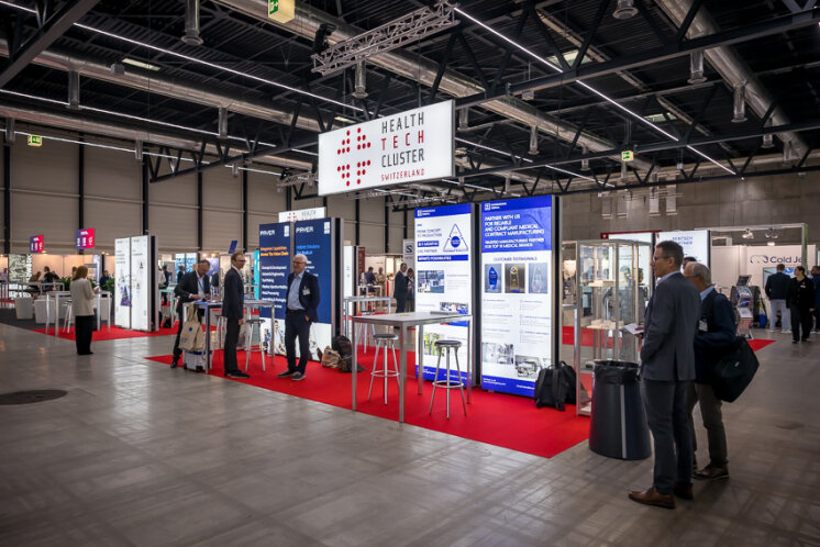 Messestand für den Health Tech Cluster Switzerland mit informativen vertikalen Beschilderungen und Ausstellungsstücken für medizinische Produkte.