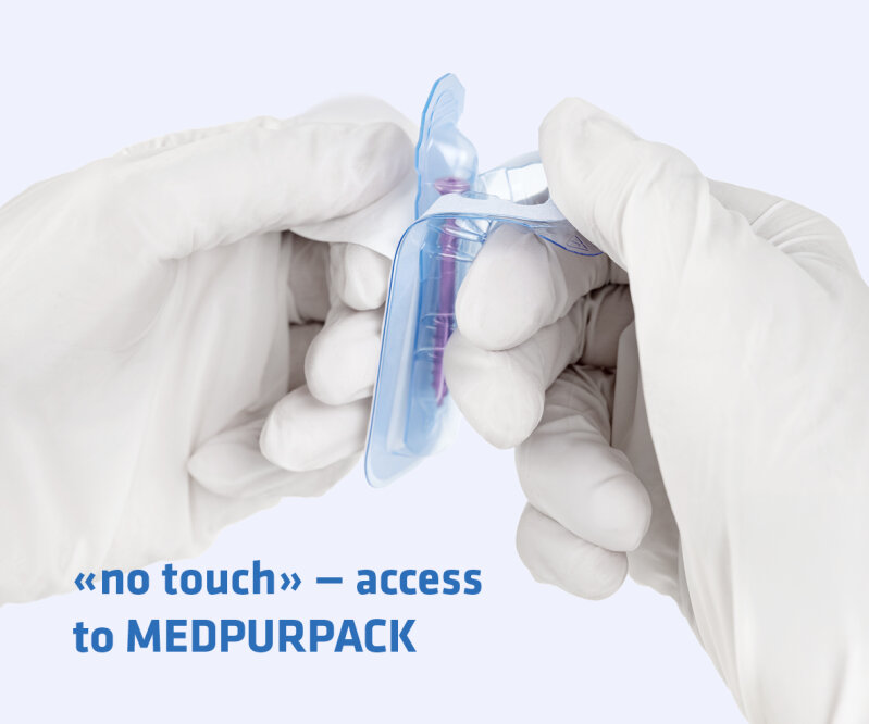 Die behandschuhten Hände öffnen eine sterile blaue medizinische Verpackung, ohne den Inhalt zu berühren. Der Text lautet: "Nicht berühren" - Zugang zu MEDPURPACK.