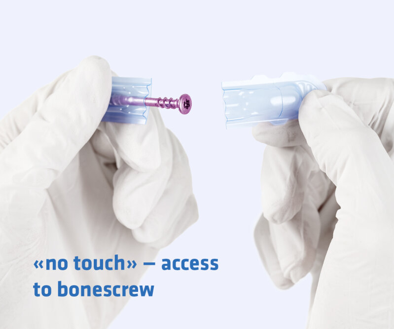 Zwei behandschuhte Hände halten eine Plastikhülle mit einer rosafarbenen Knochenschraube und demonstrieren eine berührungsfreie Methode, um an die Schraube zu gelangen. Der blaue Text lautet: ""no touch" - Zugang zur Knochenschraube".