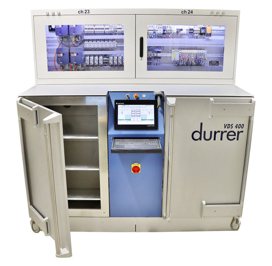 Industrieller Schaltschrank mit der Bezeichnung durrer VDS 400 mit geöffneten Türen, die den Blick auf Einlegeböden, ein Touchscreen-Bedienfeld, einen Not-Aus-Schalter und Anzeigefenster mit interner Verdrahtung und elektronischen Komponenten mit den Bezeichnungen ch 23 und ch 24 freigeben.