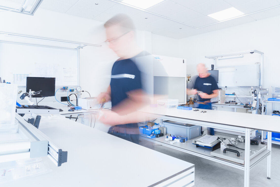 Our experts in the life science cleanroom