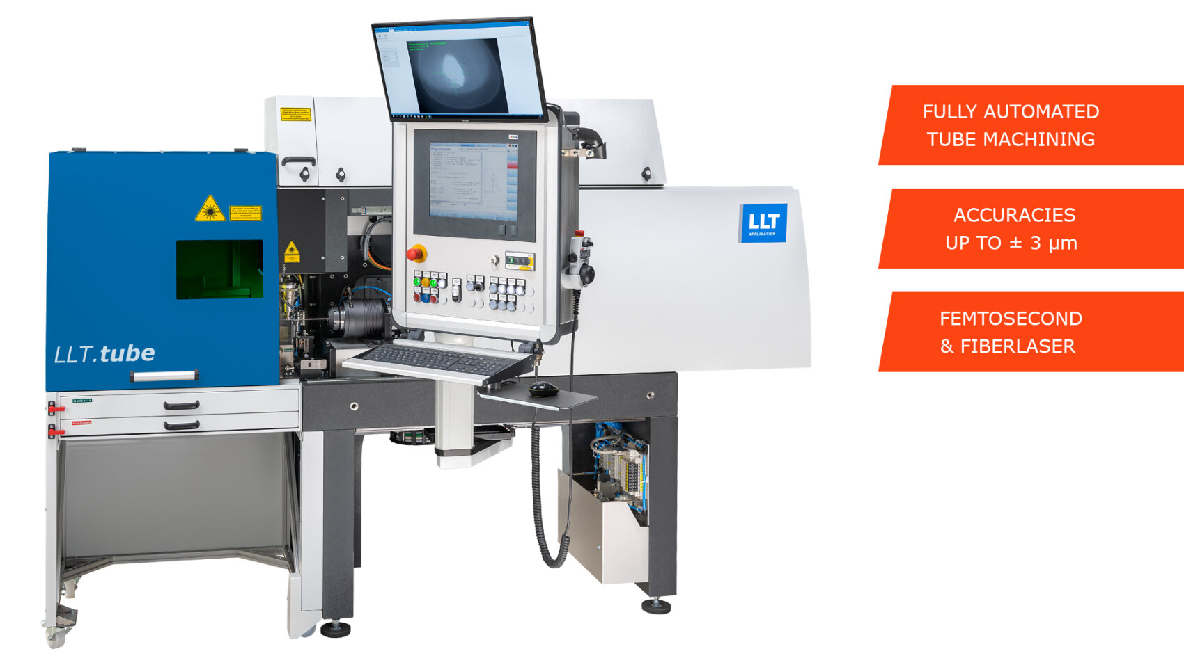 Eine moderne automatisierte Rohrbearbeitungsmaschine mit blauem Gehäuse, Bedienfeld und Monitoren. Auf den orangefarbenen Etiketten auf der rechten Seite steht: Vollautomatische Rohrbearbeitung, Genauigkeiten bis zu ±3 μm und Femtosekunden- und Faserlaser.