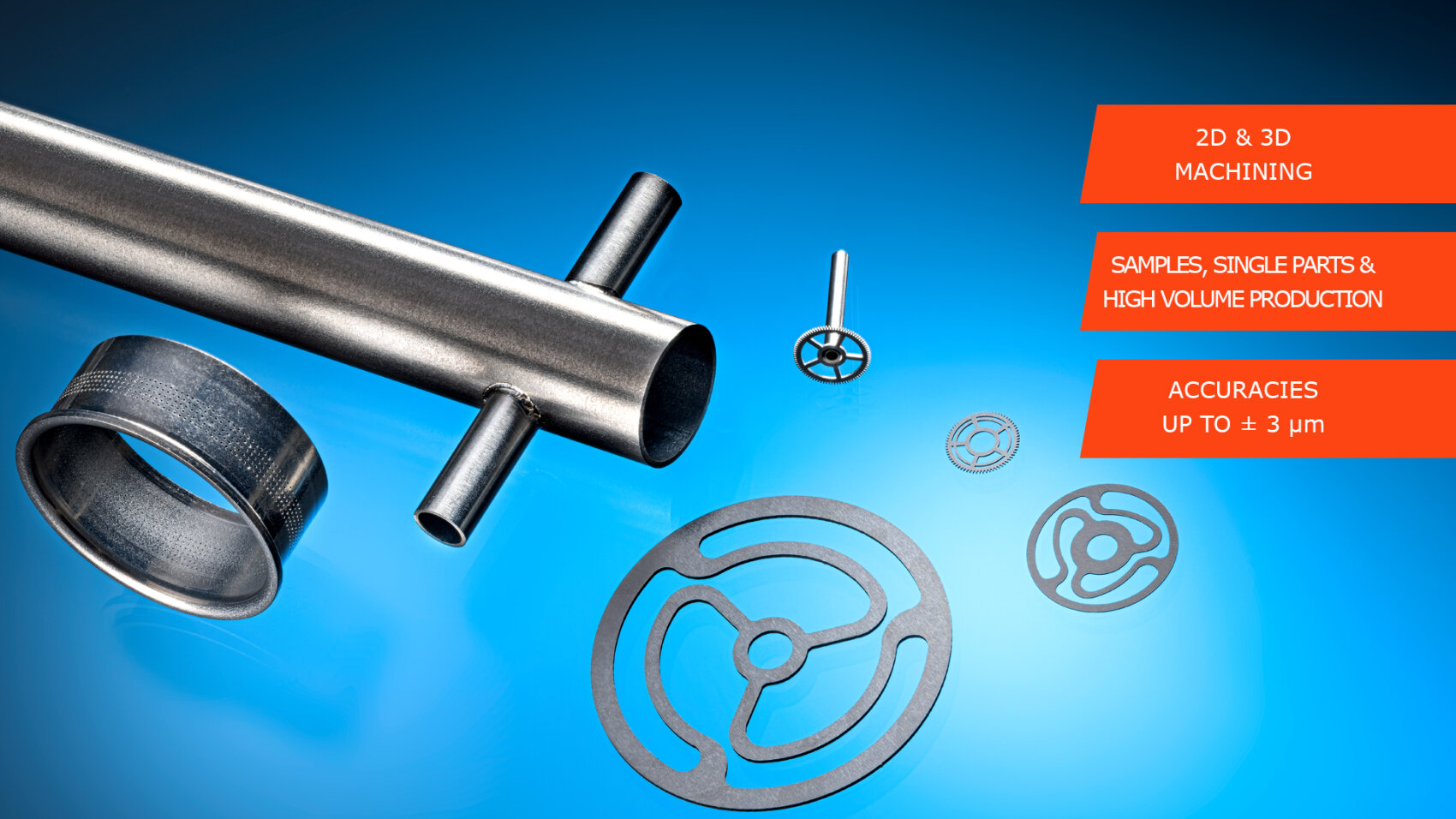 Metallrohre und präzisionsgefertigte runde Metallteile werden auf blauem Hintergrund dargestellt. Orangefarbene Banner heben Merkmale hervor: 2D- und 3D-Bearbeitung, Muster, Einzelteile, Großserienfertigung und Genauigkeiten bis zu ±3 μm.